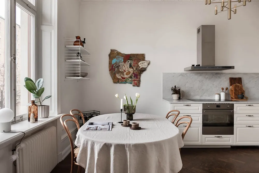 Елегантний білий інтер'єр із стильними темними акцентами (82 кв. м) - Gallery image 10