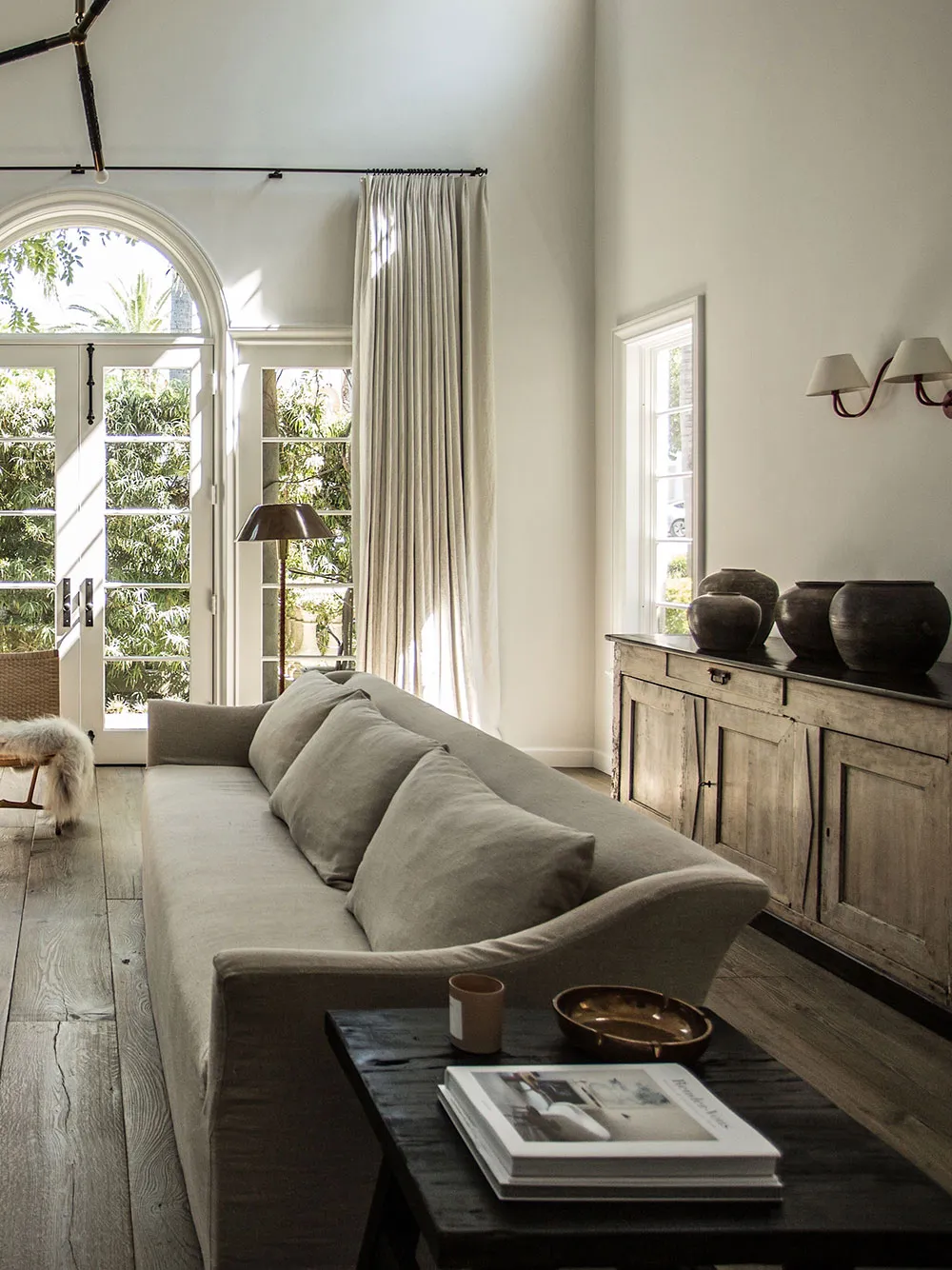 Роскошный дом в Лос-Анджелесе, в котором главное богатство — натуральные материалы и природа - Gallery image 1