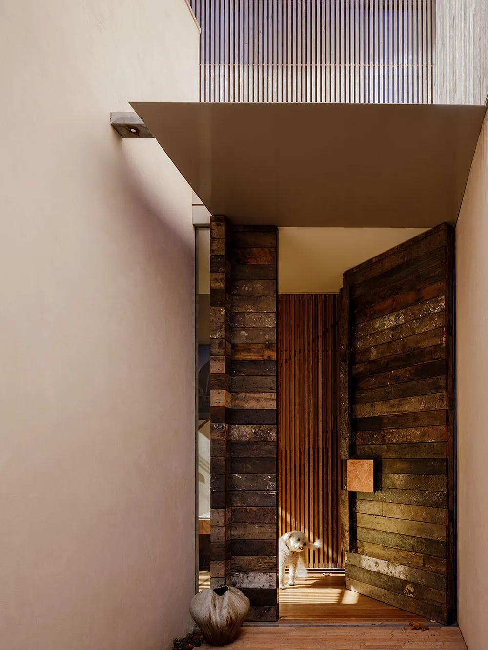 Madera y luz natural: acogedor hogar moderno en Melbourne - Gallery image 14