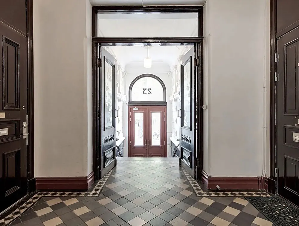 क्लासिक फ्रेमों में लगी पेंटिंगें एवं आधुनिक सजावट: गोथेनबर्ग में एक सुंदर अपार्टमेंट - Gallery image 27