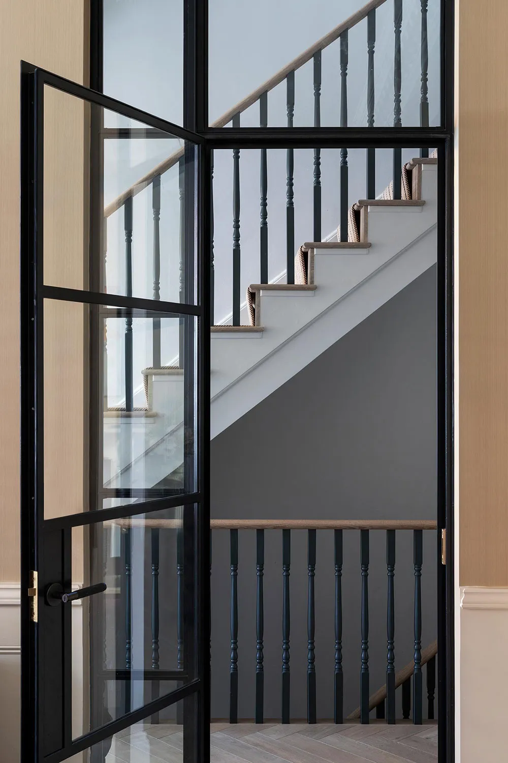 Piękne kolory w designie domu rodzinnego w Anglii - Gallery image 11