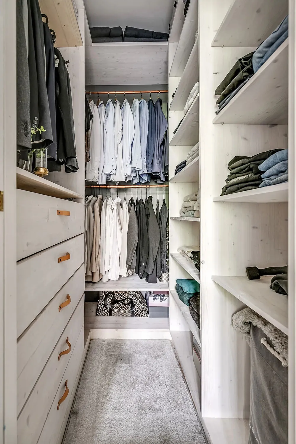 Ventanas arqueadas y sala de estar con paredes azules: apartamento en Estocolmo (90 m²) - Gallery image 9