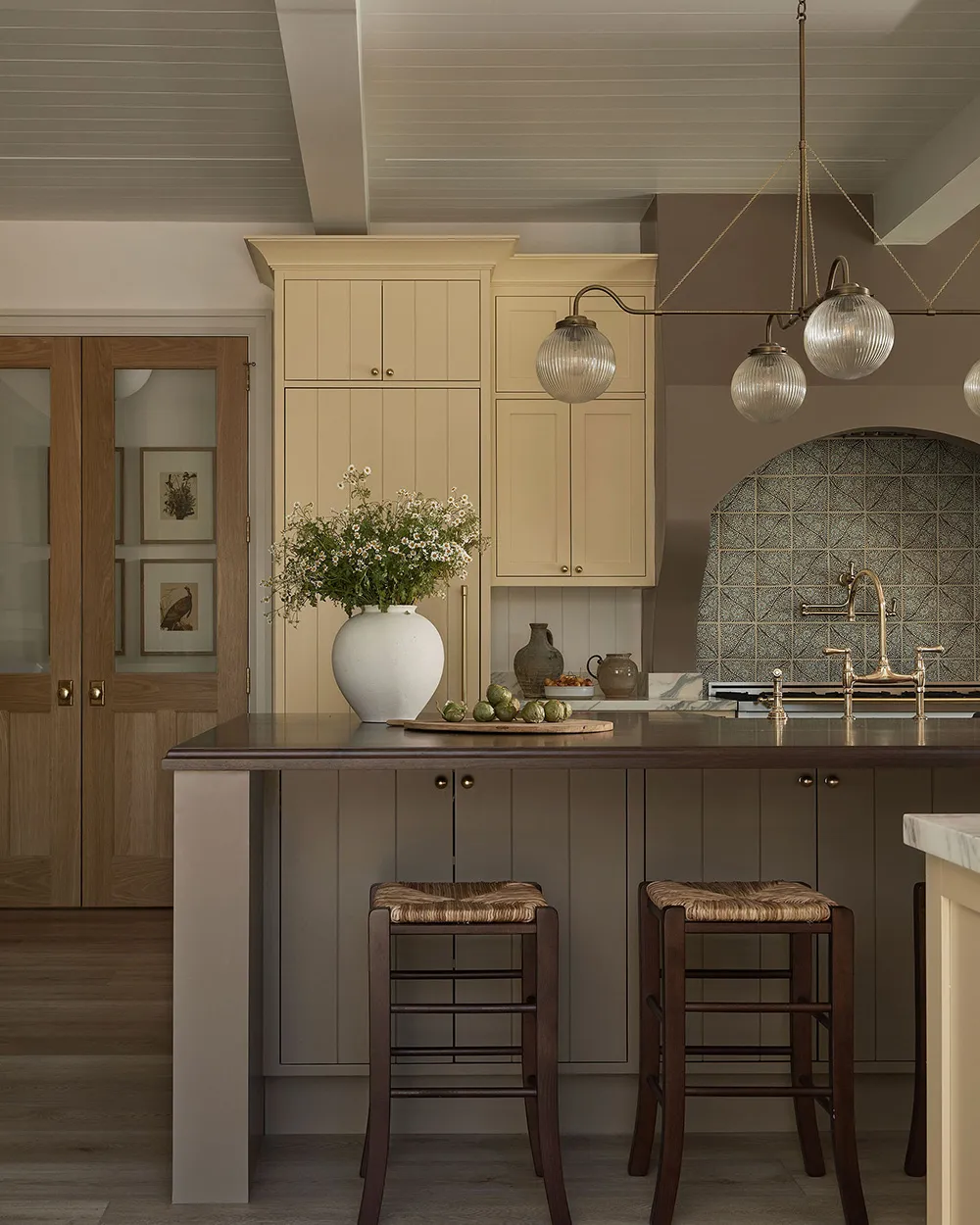 Piękny wysepkowy интерьер w Florydzie w kolorach piaskowo-beżowych - Gallery image 2