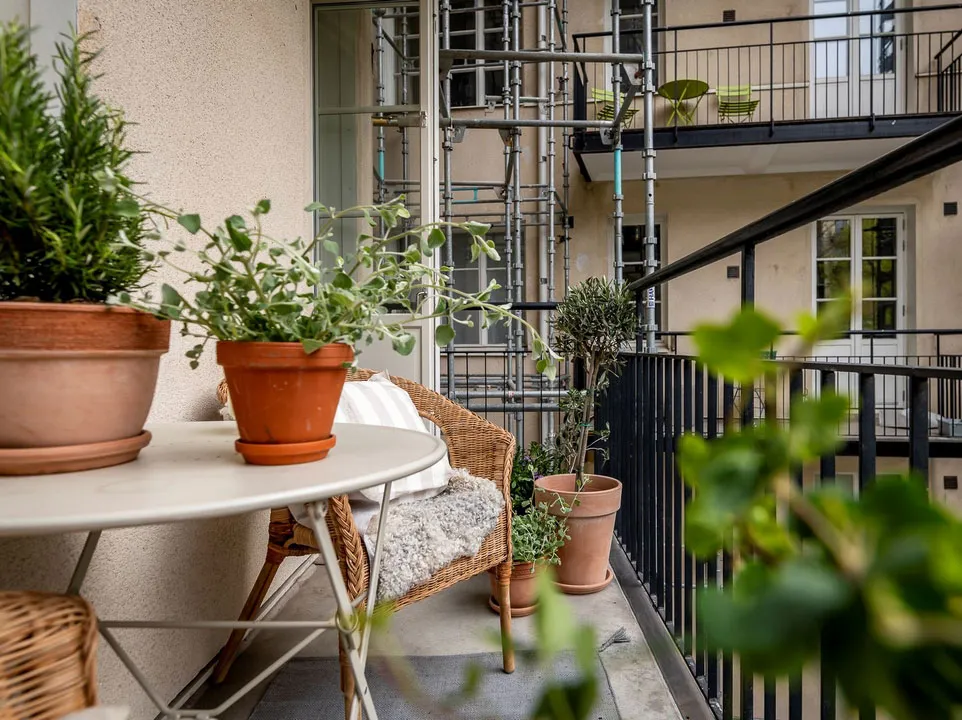 Blütenmuster in der Esszimmer und gemütliche Atmosphäre: Wohnung in Göteborg - Gallery image 13