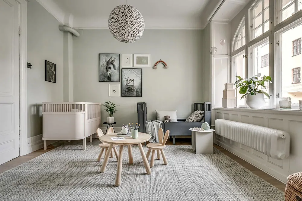 Ventanas arqueadas y sala de estar con paredes azules: apartamento en Estocolmo (90 m²) - Gallery image 6