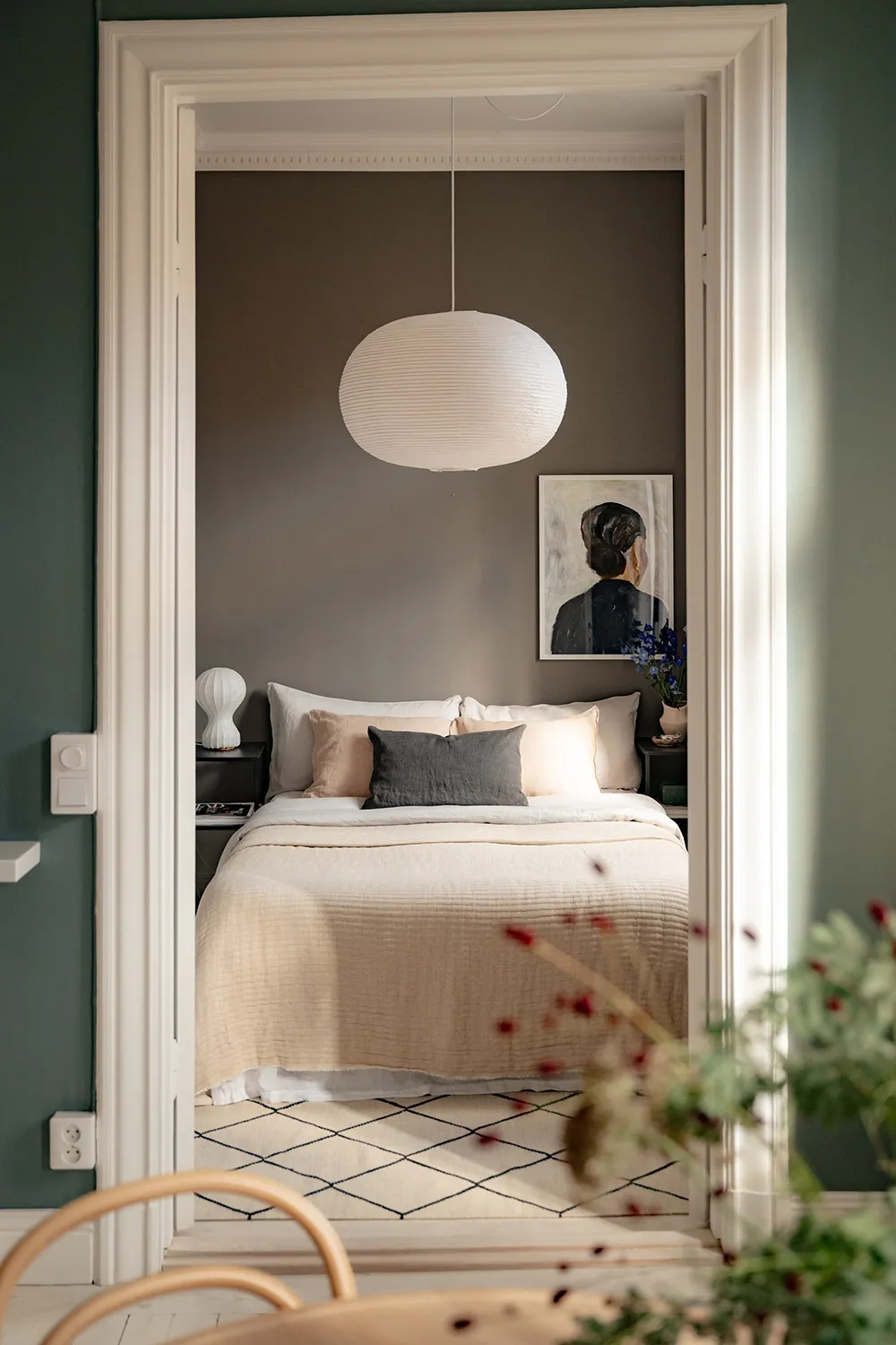 Schöne tiefe Wandfarben im Design einer kleinen Doppelwohnung in Schweden (44 qm) - 9