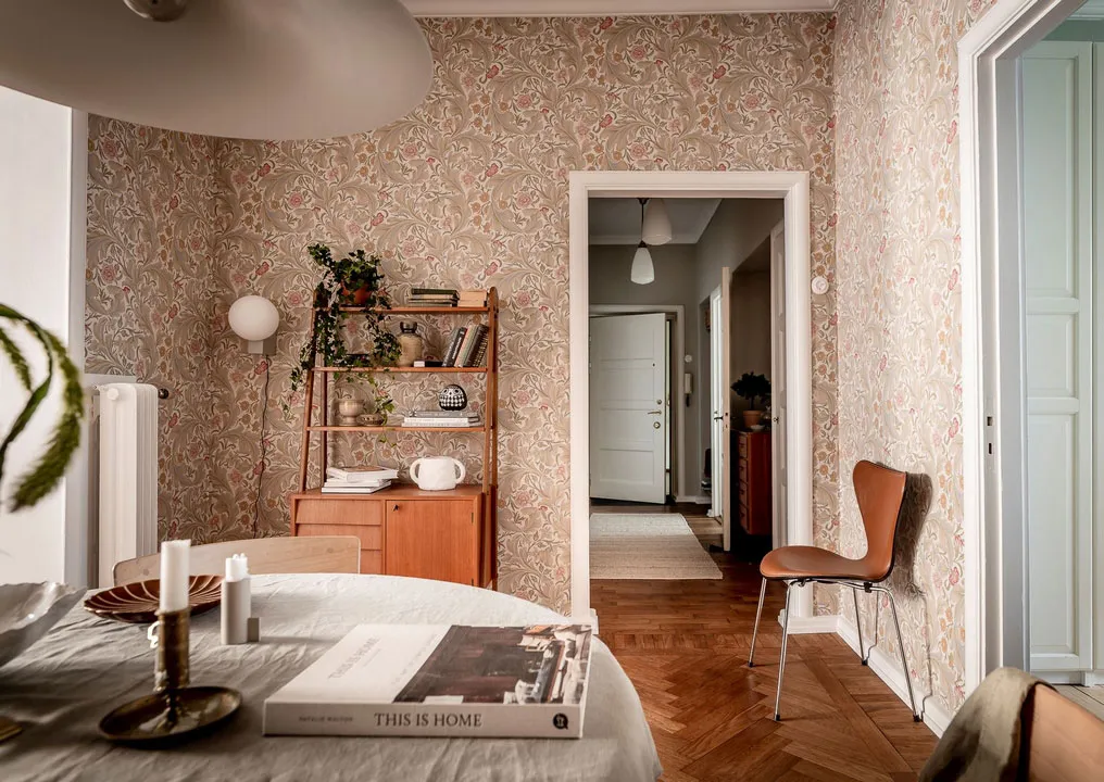 Blütenmuster in der Esszimmer und gemütliche Atmosphäre: Wohnung in Göteborg - Gallery image 3