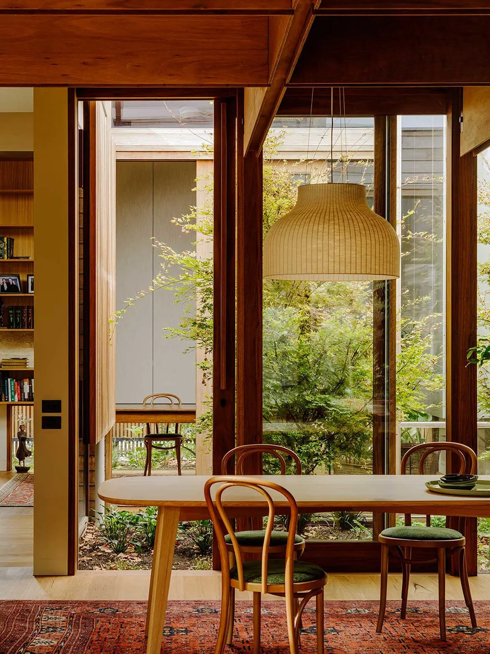 Madera y luz natural: acogedor hogar moderno en Melbourne - Gallery image 4