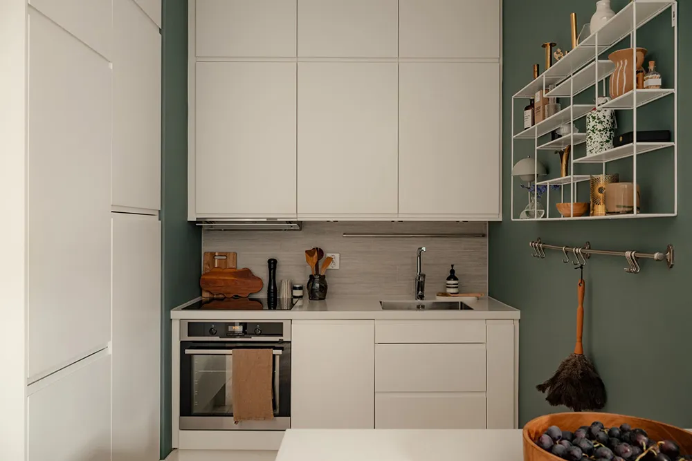 Schöne tiefe Wandfarben im Design einer kleinen Doppelwohnung in Schweden (44 qm) - 13