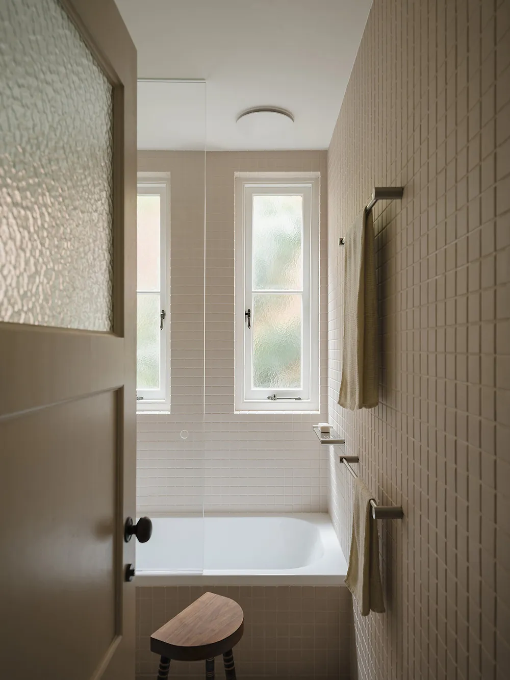 Interior agradable de apartamento pequeño con arcos en Sydney - Gallery image 16