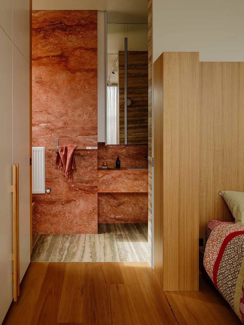 Madera y luz natural: acogedor hogar moderno en Melbourne - Gallery image 11