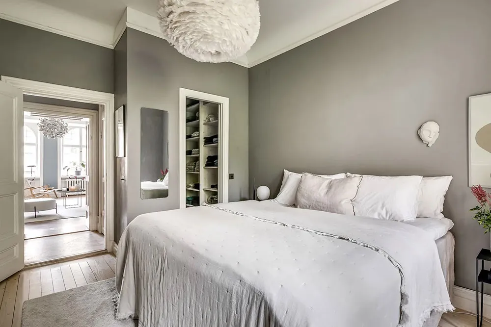 Ventanas arqueadas y sala de estar con paredes azules: apartamento en Estocolmo (90 m²) - Gallery image 17