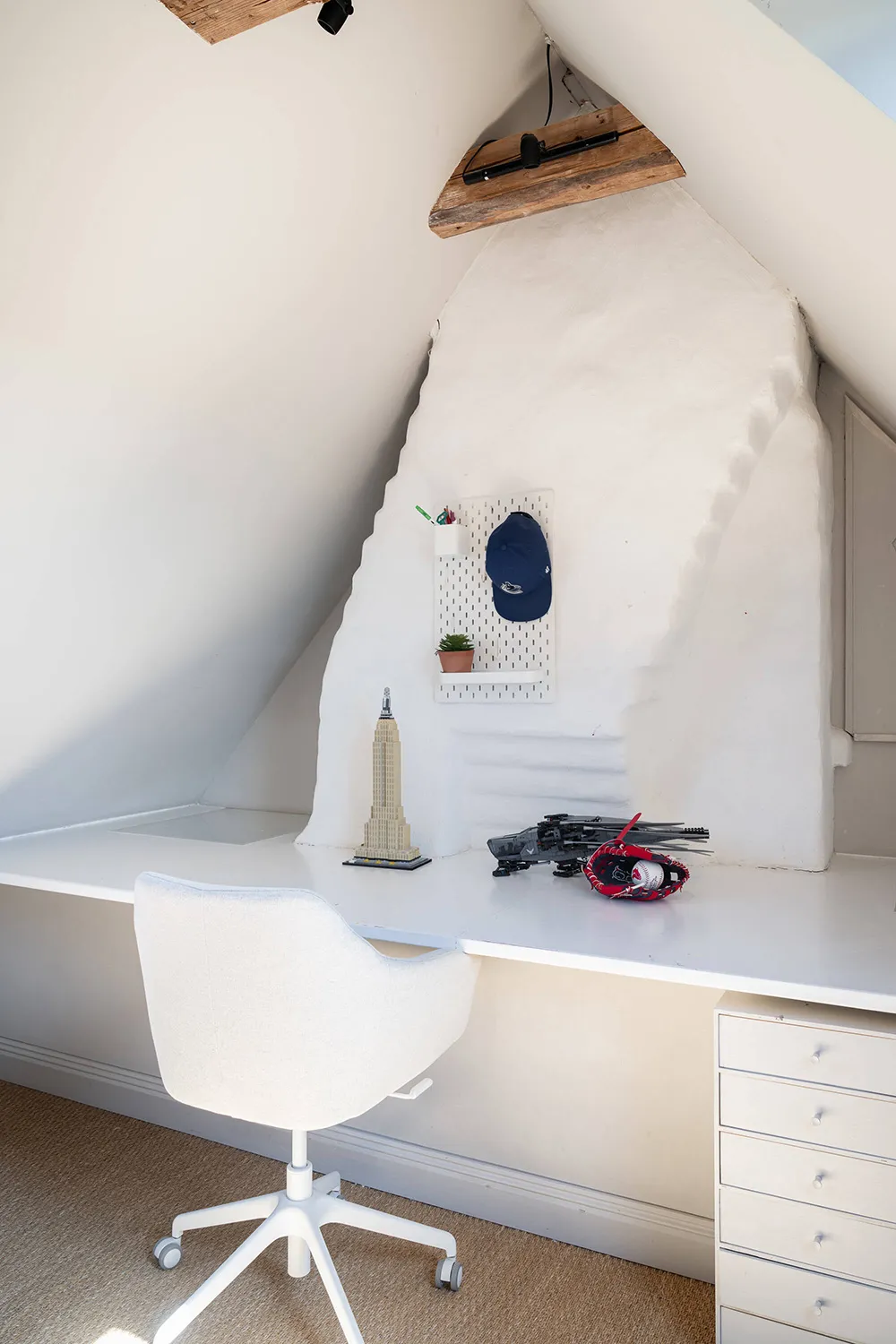 スウェーデンの湖畔にある、ナショナル・ロマンティック様式の美しいヴィラ - Gallery image 22