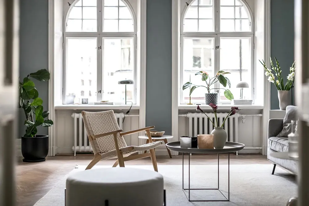 Ventanas arqueadas y sala de estar con paredes azules: apartamento en Estocolmo (90 m²) - Gallery image 1