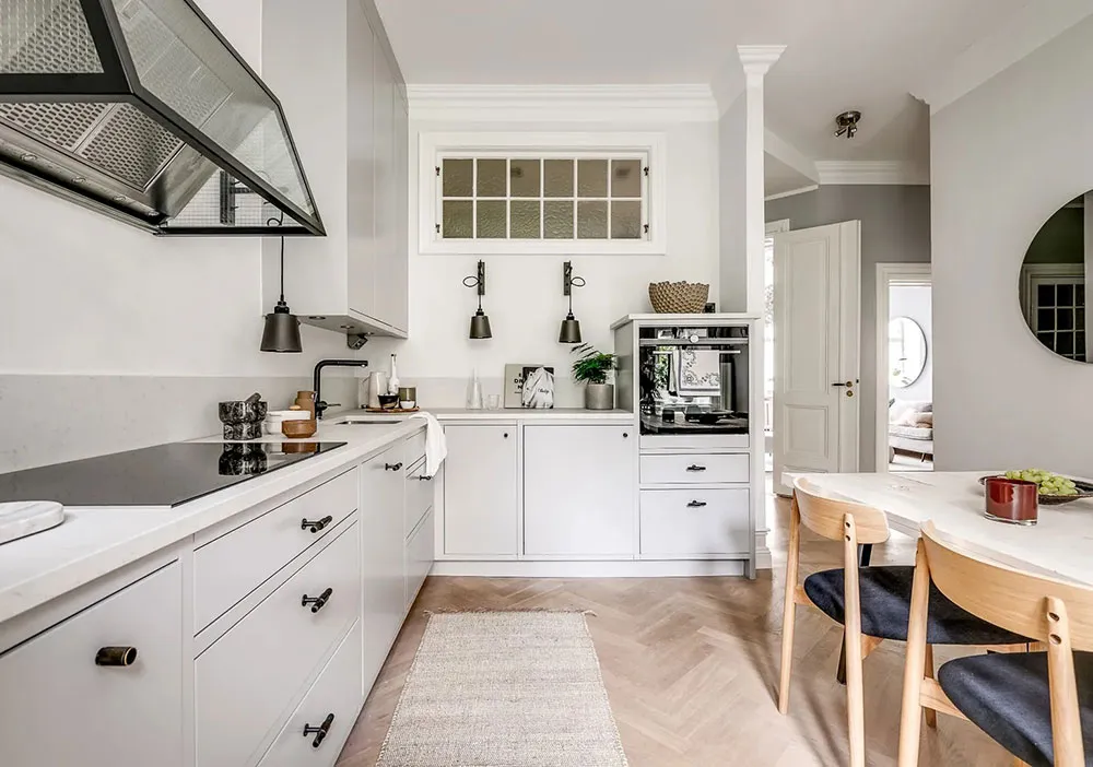 Ventanas arqueadas y sala de estar con paredes azules: apartamento en Estocolmo (90 m²) - Gallery image 14