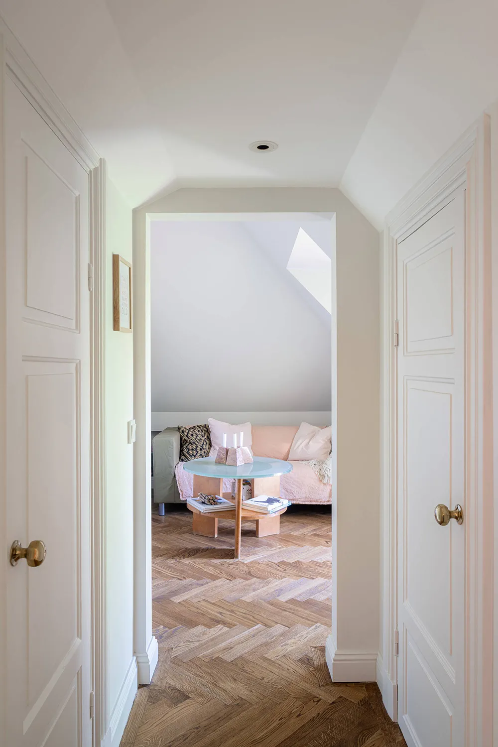 スウェーデンの湖畔にある、ナショナル・ロマンティック様式の美しいヴィラ - Gallery image 23