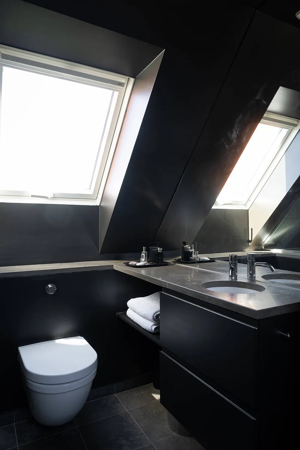 スウェーデンの湖畔にある、ナショナル・ロマンティック様式の美しいヴィラ - Gallery image 19