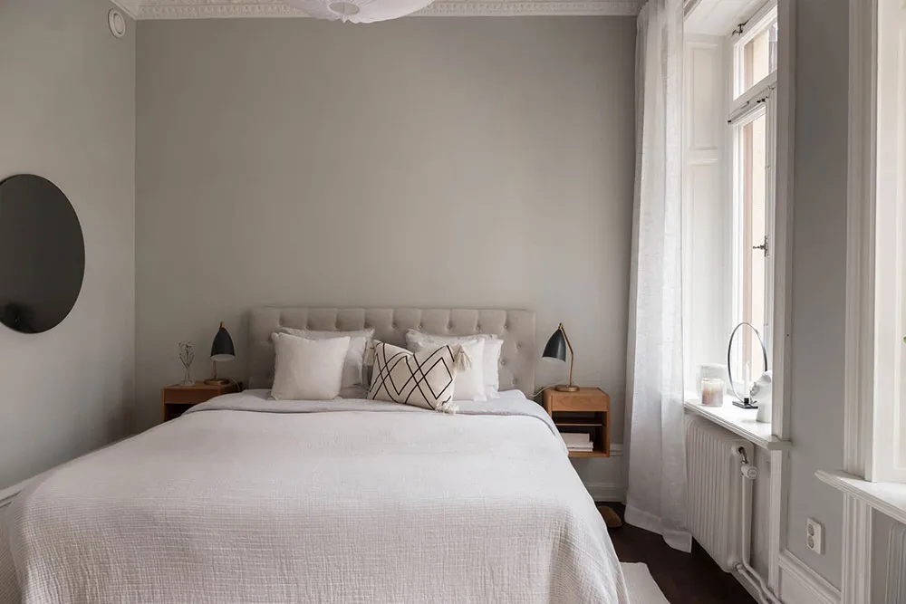 Елегантний білий інтер'єр із стильними темними акцентами (82 кв. м) - Gallery image 14