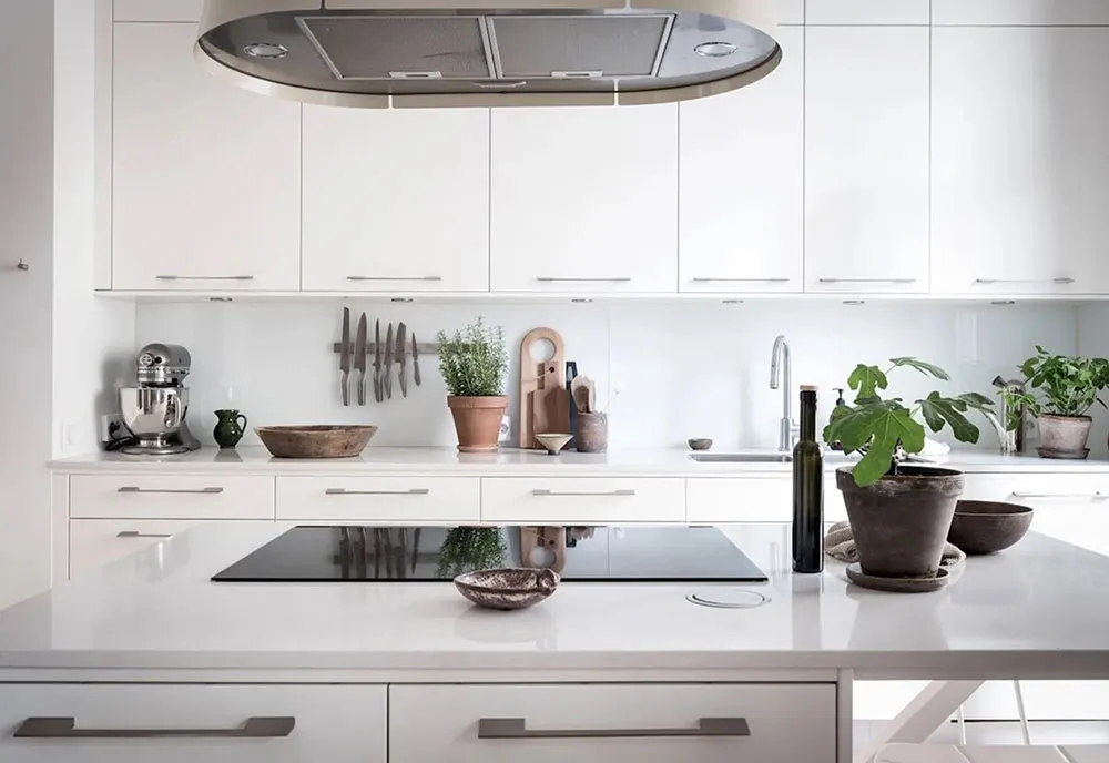 क्लासिक फ्रेमों में लगी पेंटिंगें एवं आधुनिक सजावट: गोथेनबर्ग में एक सुंदर अपार्टमेंट - Gallery image 10