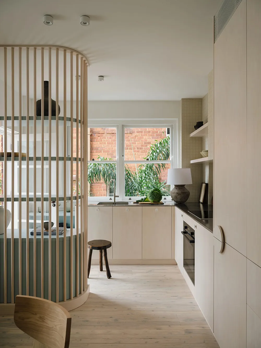 Interior agradable de apartamento pequeño con arcos en Sydney - Gallery image 3