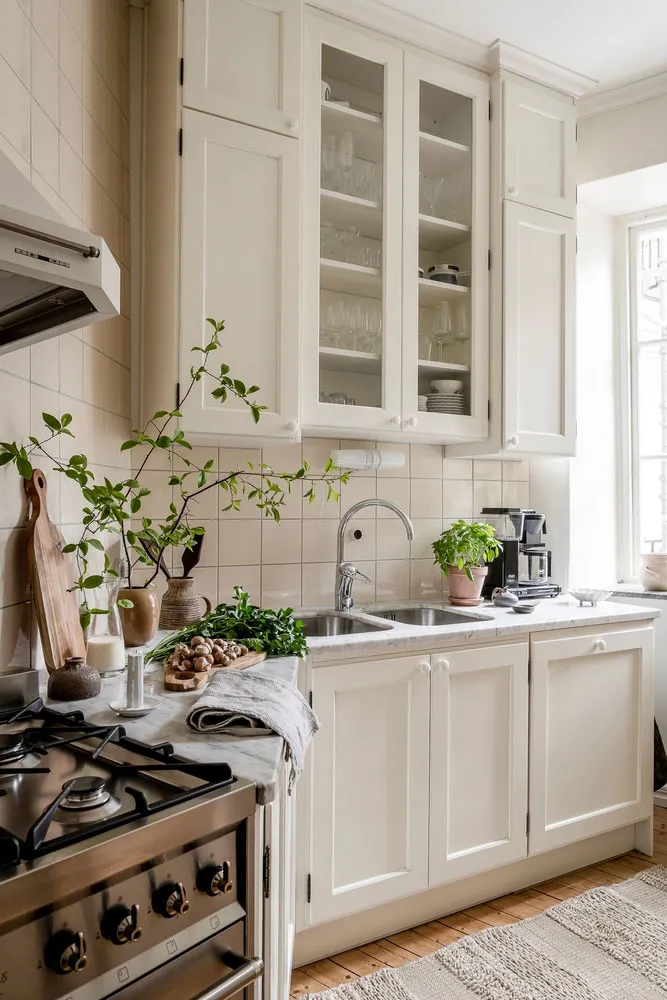 Blütenmuster in der Esszimmer und gemütliche Atmosphäre: Wohnung in Göteborg - Gallery image 18