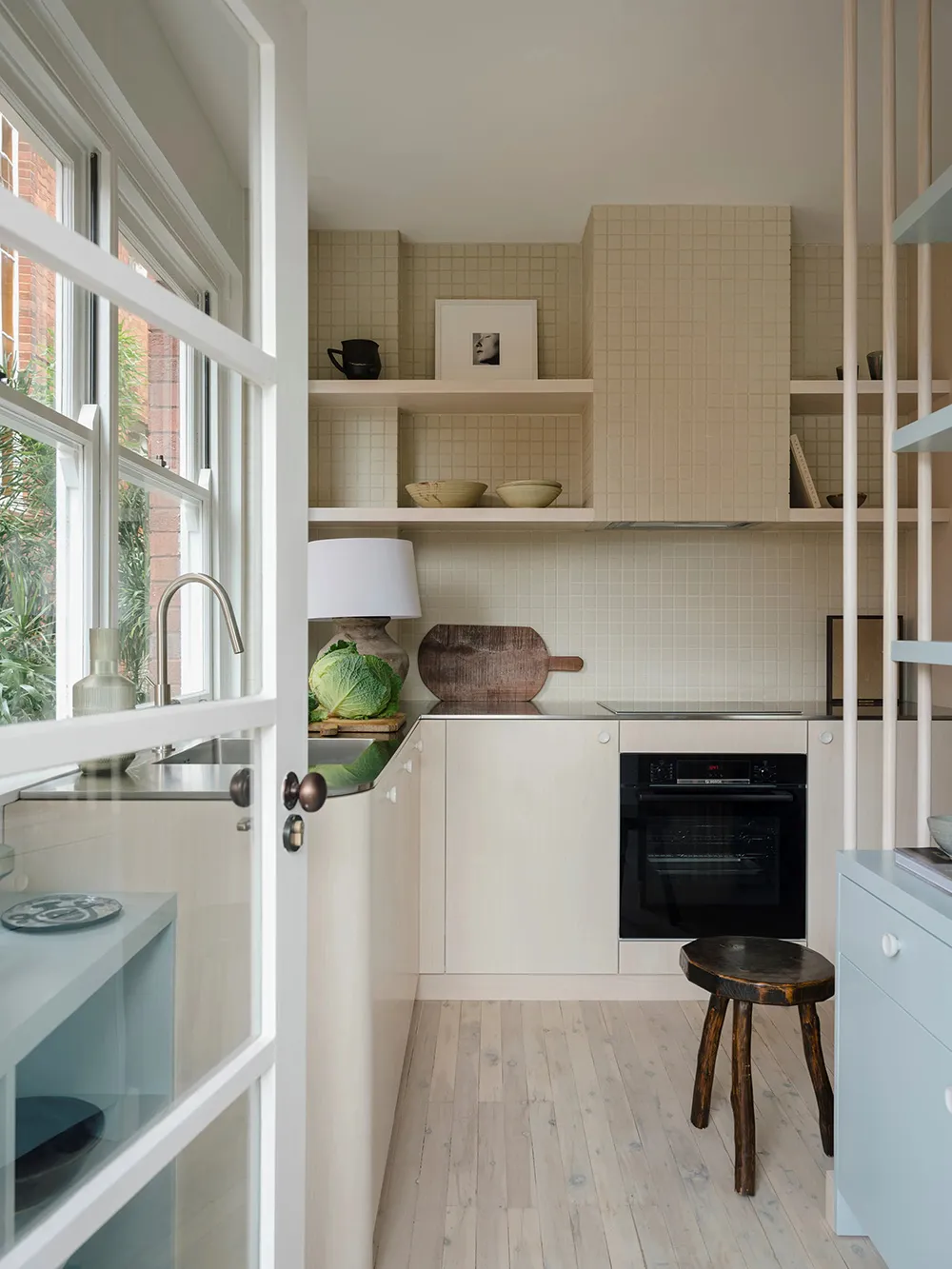 Interior agradable de apartamento pequeño con arcos en Sydney - Gallery image 4