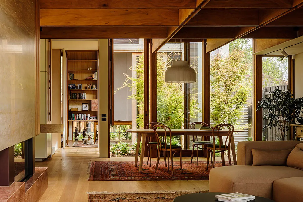 Madera y luz natural: acogedor hogar moderno en Melbourne - Gallery image 3