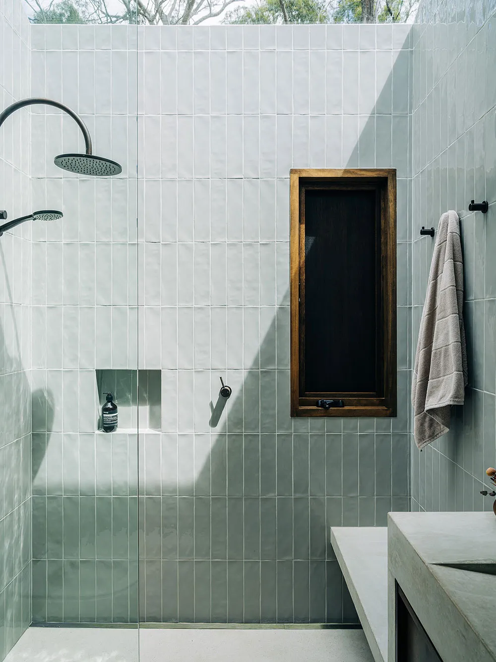 Stylischer kleiner Haus im Wald, der sich mit der Natur verschmolzen hat - Gallery image 7