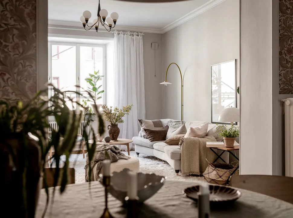 Blütenmuster in der Esszimmer und gemütliche Atmosphäre: Wohnung in Göteborg - Gallery image 1