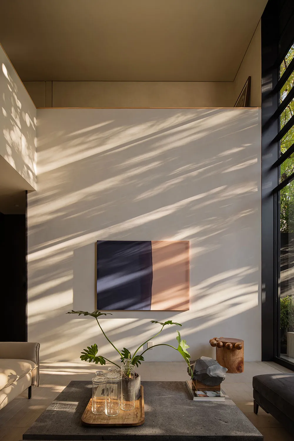 Spiel natürlichen Lichts in einem warmen, minimalen Interior in Mexiko - Gallery image 14