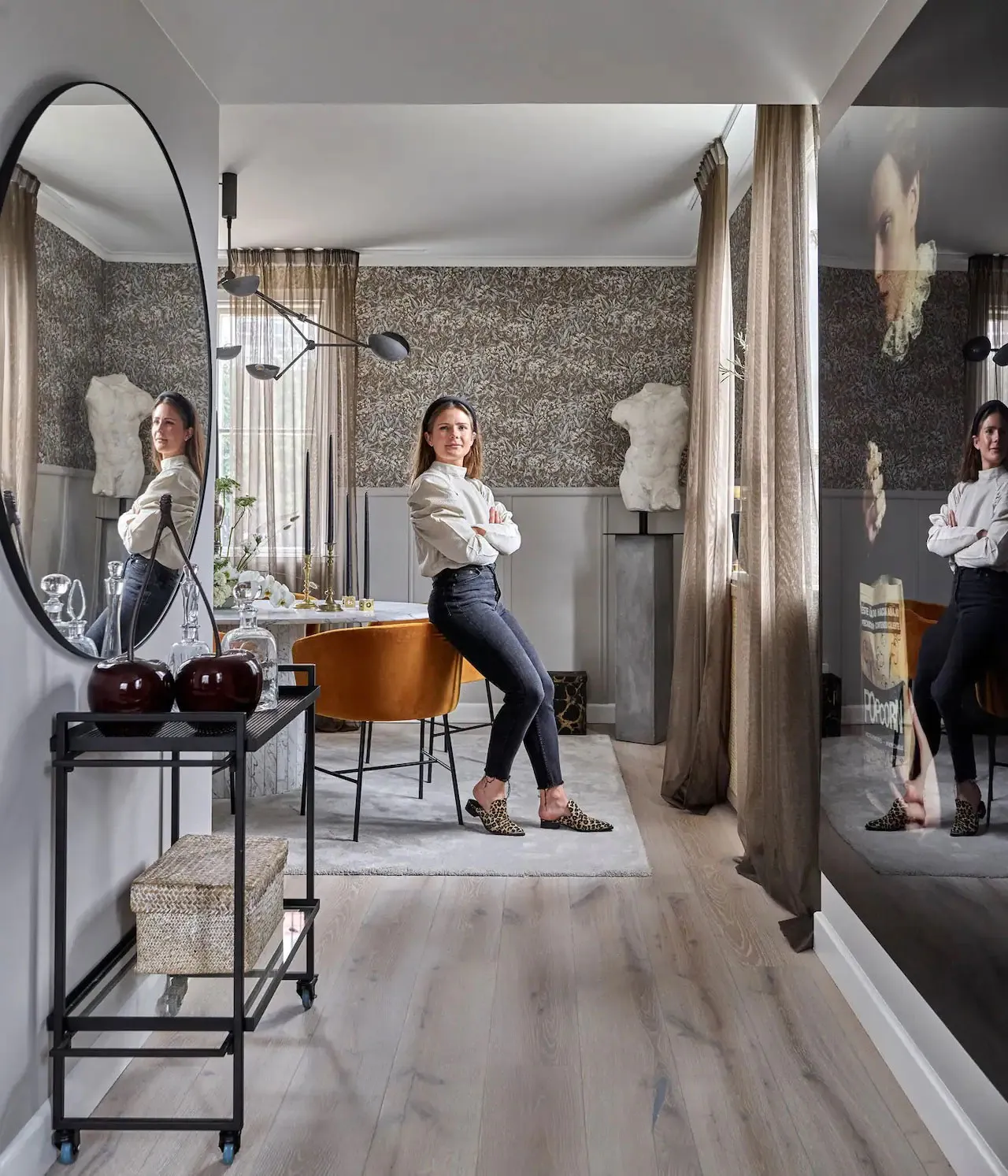 Fond d'écran floral et teintes vives : la maison de campagne suédoise aux accents de glamour - Gallery image 1