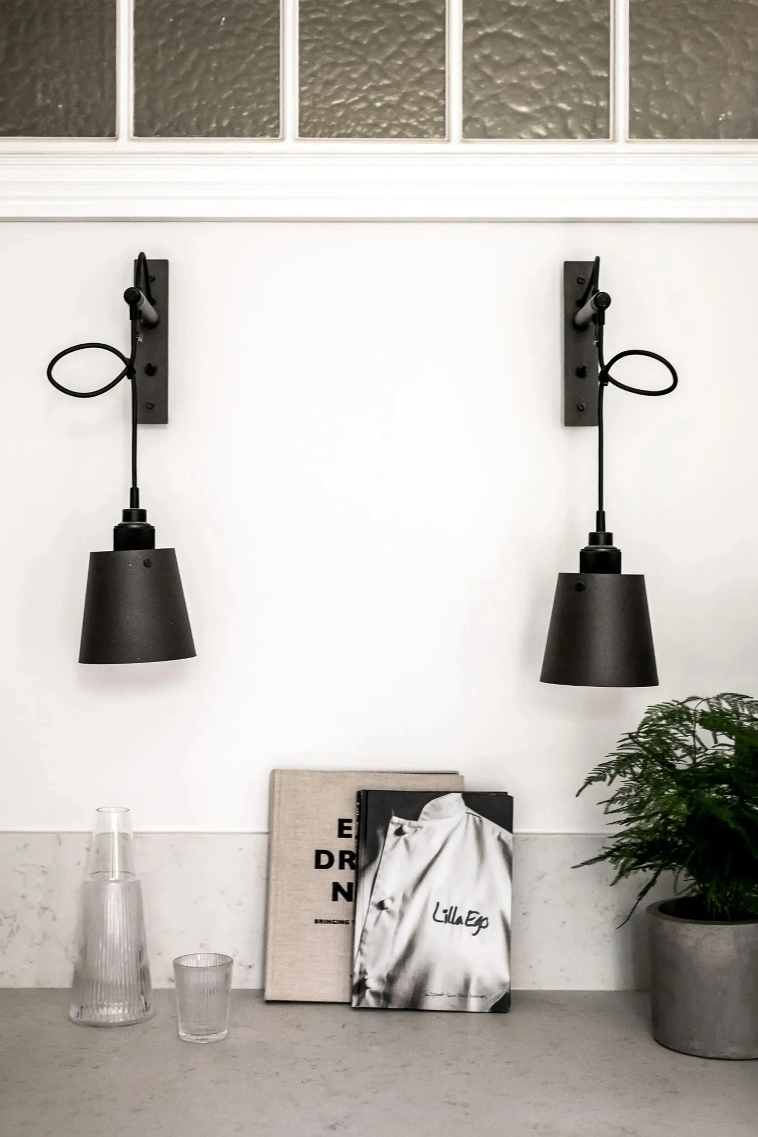 Ventanas arqueadas y sala de estar con paredes azules: apartamento en Estocolmo (90 m²) - Gallery image 11