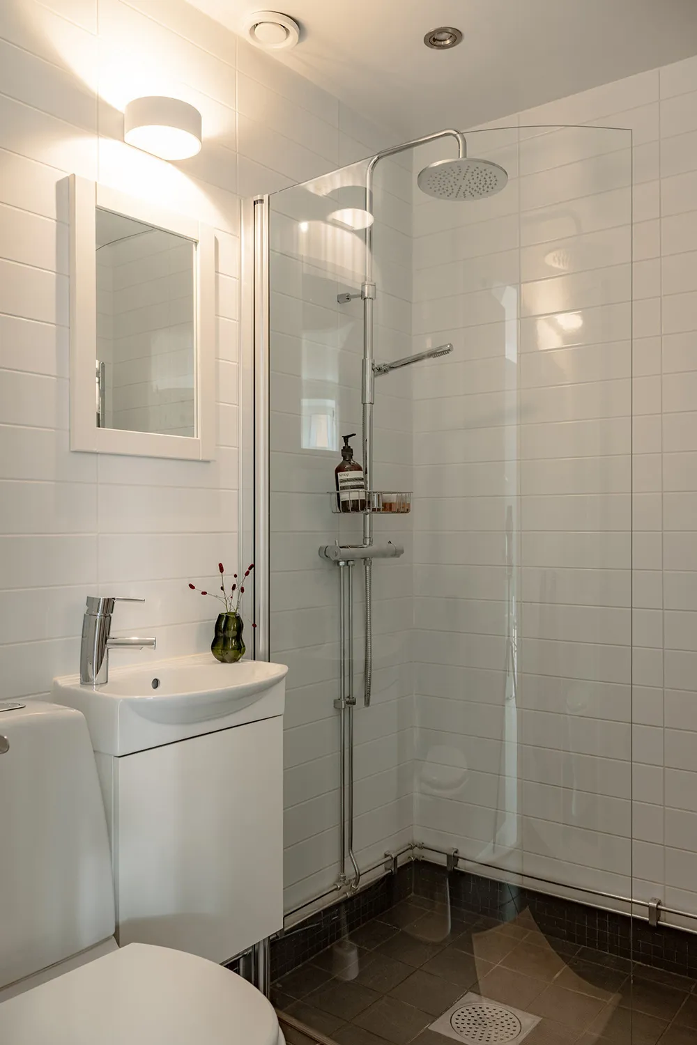 Schöne tiefe Wandfarben im Design einer kleinen Doppelwohnung in Schweden (44 qm) - 20
