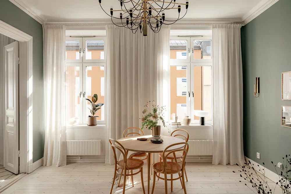 Schöne tiefe Wandfarben im Design einer kleinen Doppelwohnung in Schweden (44 qm) - 5