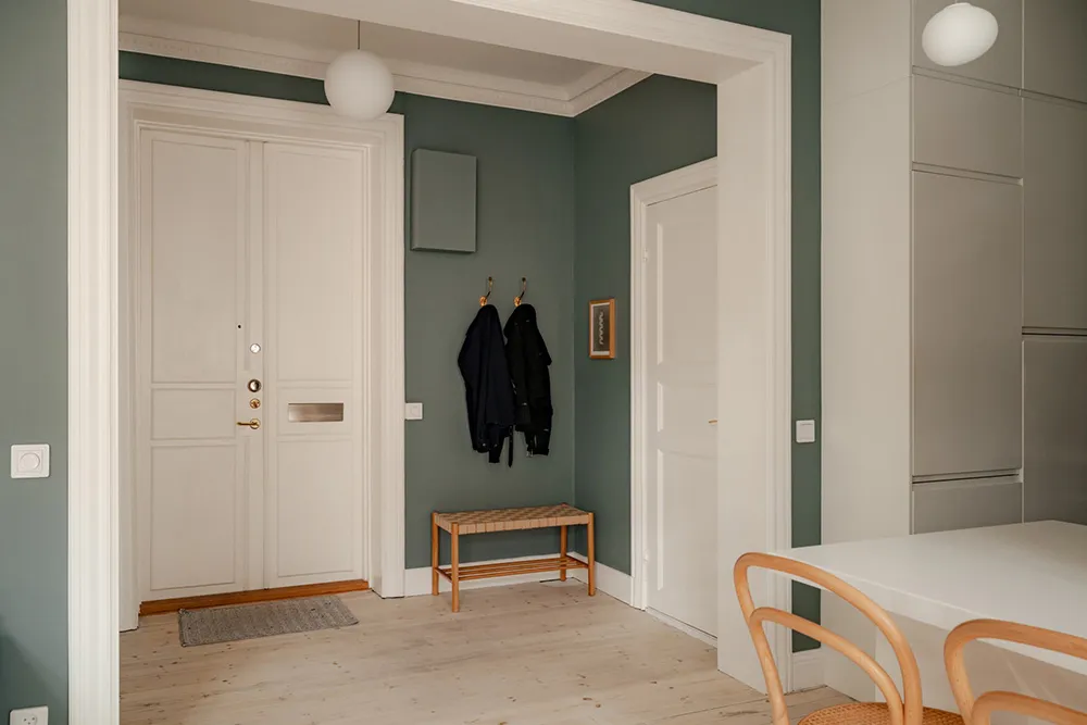 Schöne tiefe Wandfarben im Design einer kleinen Doppelwohnung in Schweden (44 qm) - 17