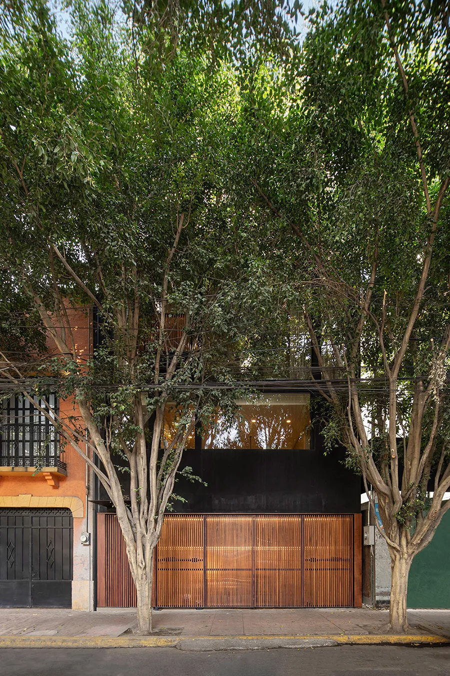 Spiel natürlichen Lichts in einem warmen, minimalen Interior in Mexiko - Gallery image 1