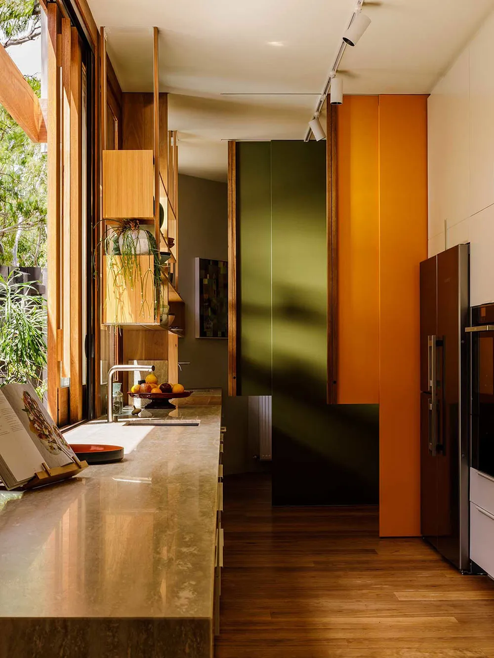 Madera y luz natural: acogedor hogar moderno en Melbourne - Gallery image 10