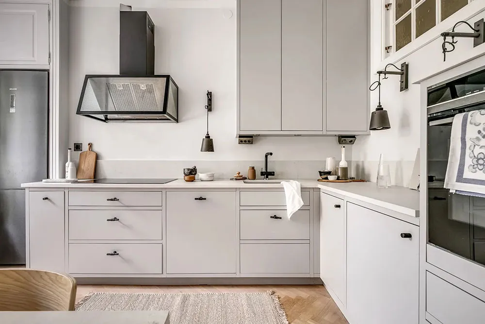 Ventanas arqueadas y sala de estar con paredes azules: apartamento en Estocolmo (90 m²) - Gallery image 10