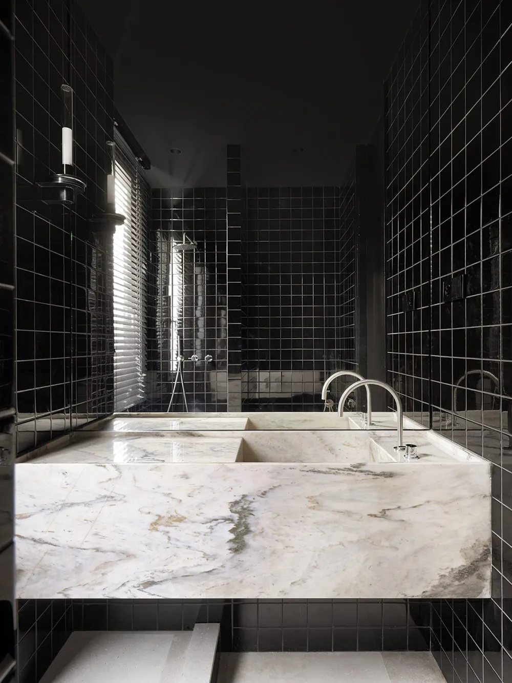 Schönes Kombinations von Beige und Braun in der Gestaltung einer modernen Wohnung in Madrid - Gallery image 12