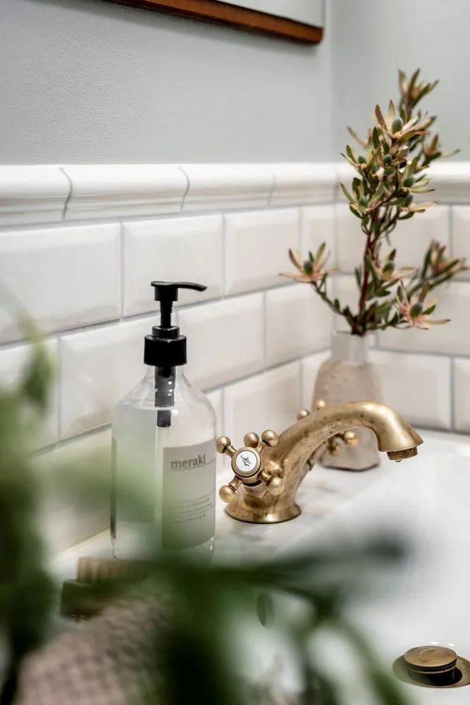 Blütenmuster in der Esszimmer und gemütliche Atmosphäre: Wohnung in Göteborg - Gallery image 31