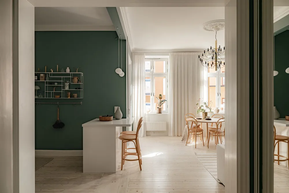 Schöne tiefe Wandfarben im Design einer kleinen Doppelwohnung in Schweden (44 qm) - 12