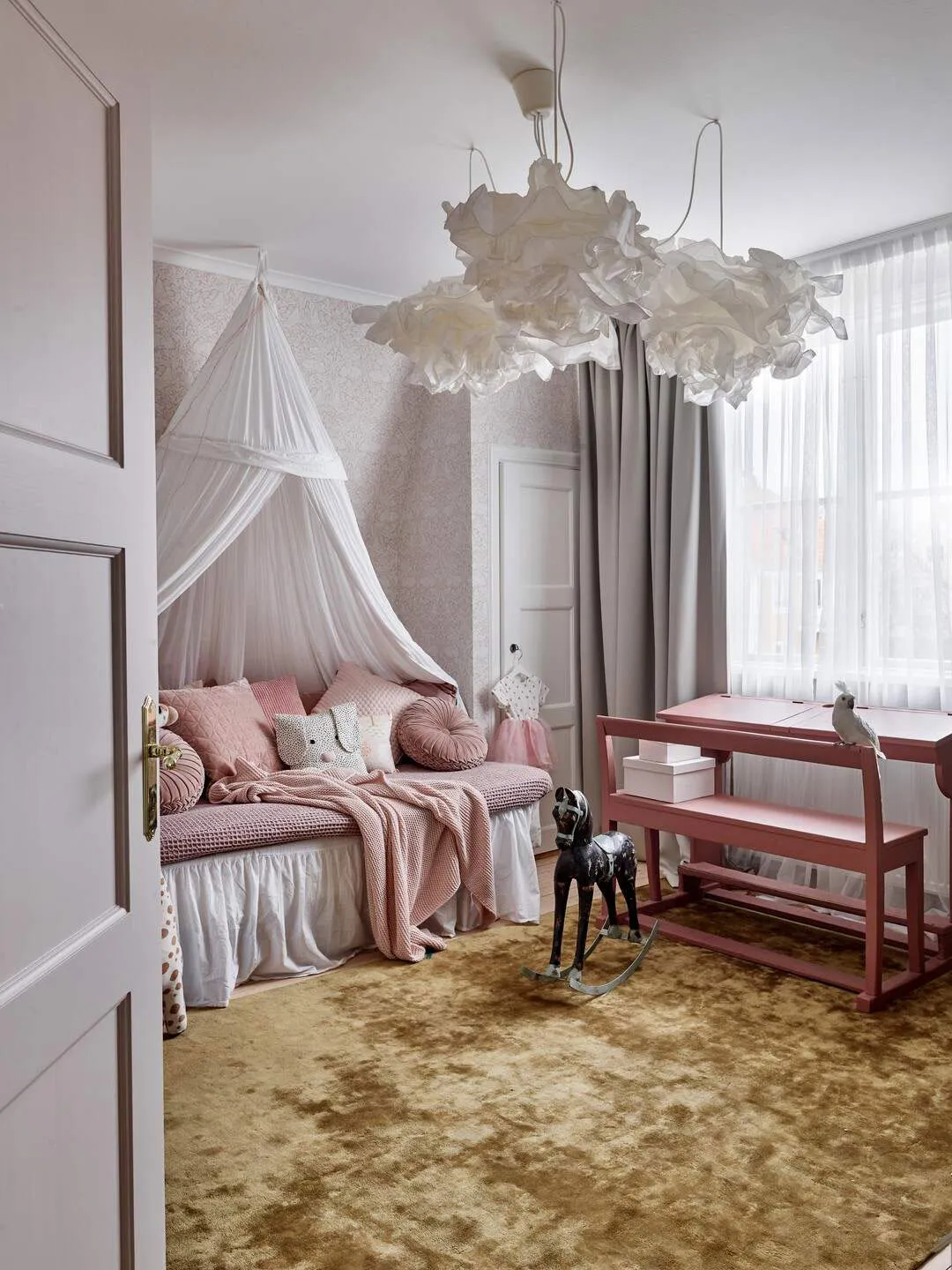 Fond d'écran floral et teintes vives : la maison de campagne suédoise aux accents de glamour - Gallery image 14