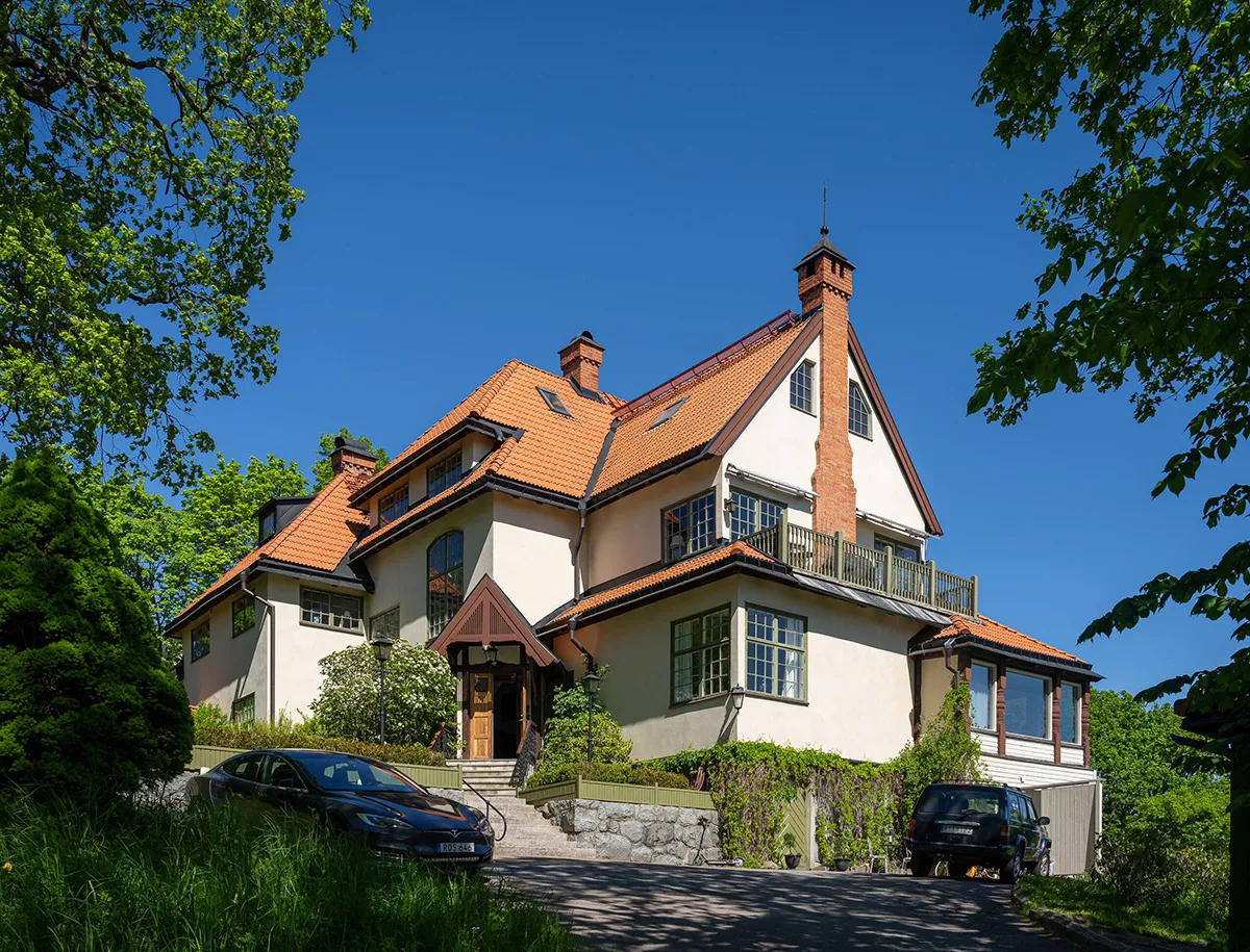 スウェーデンの湖畔にある、ナショナル・ロマンティック様式の美しいヴィラ - Gallery image 1