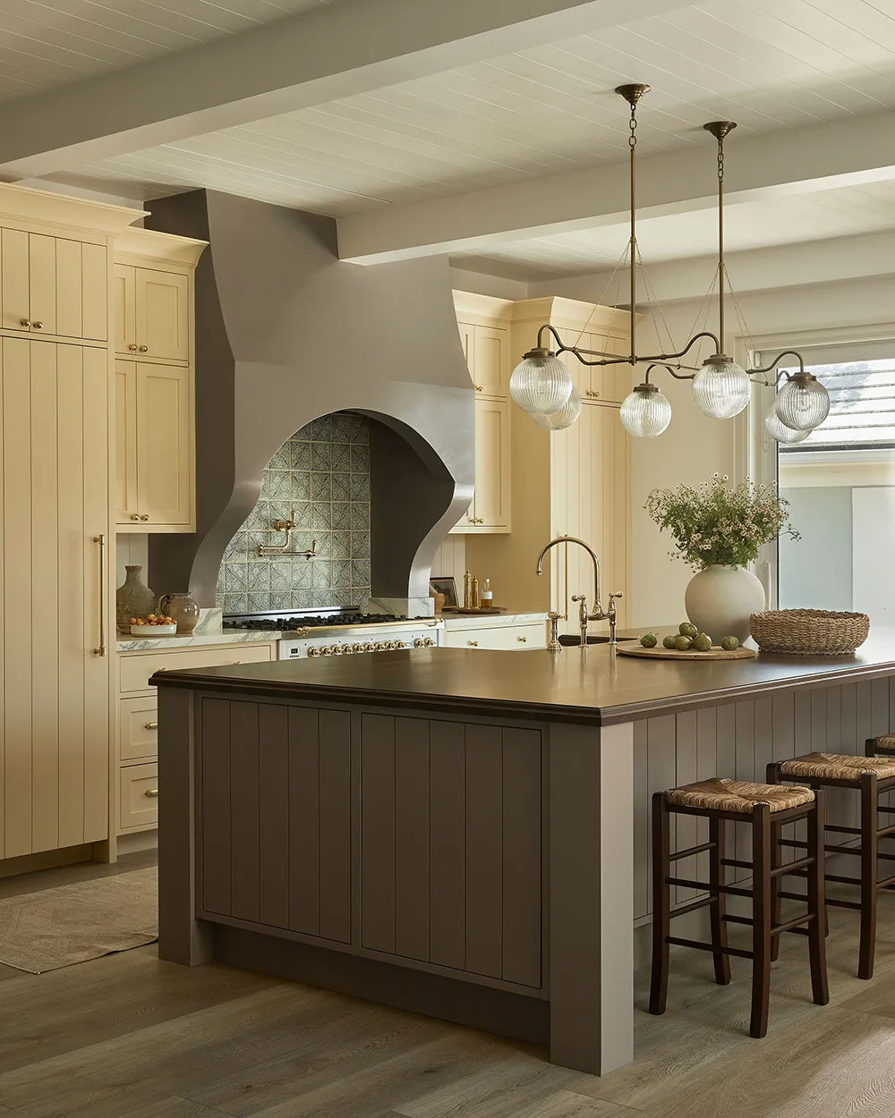 Piękny wysepkowy интерьер w Florydzie w kolorach piaskowo-beżowych - Gallery image 1