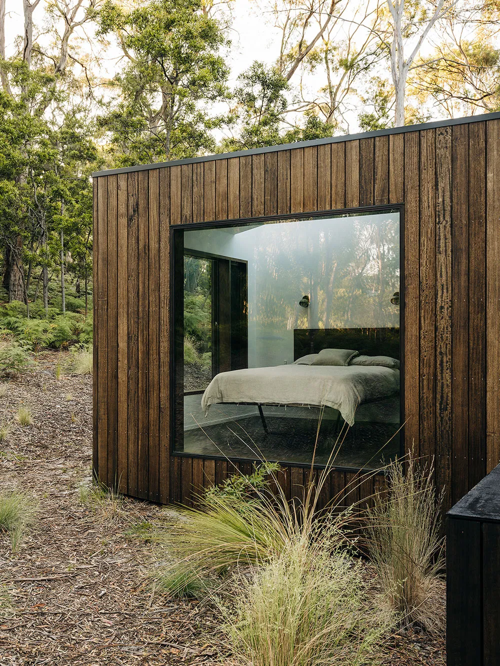 Stylischer kleiner Haus im Wald, der sich mit der Natur verschmolzen hat - Gallery image 8