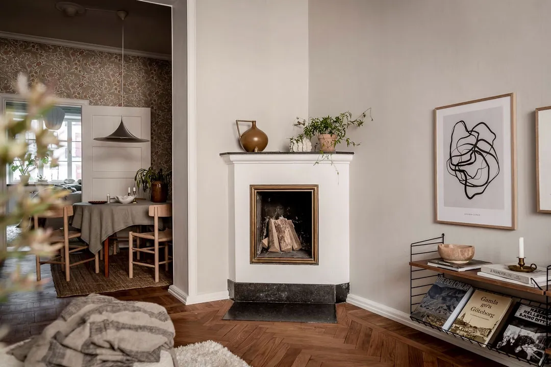 Blütenmuster in der Esszimmer und gemütliche Atmosphäre: Wohnung in Göteborg - Gallery image 5