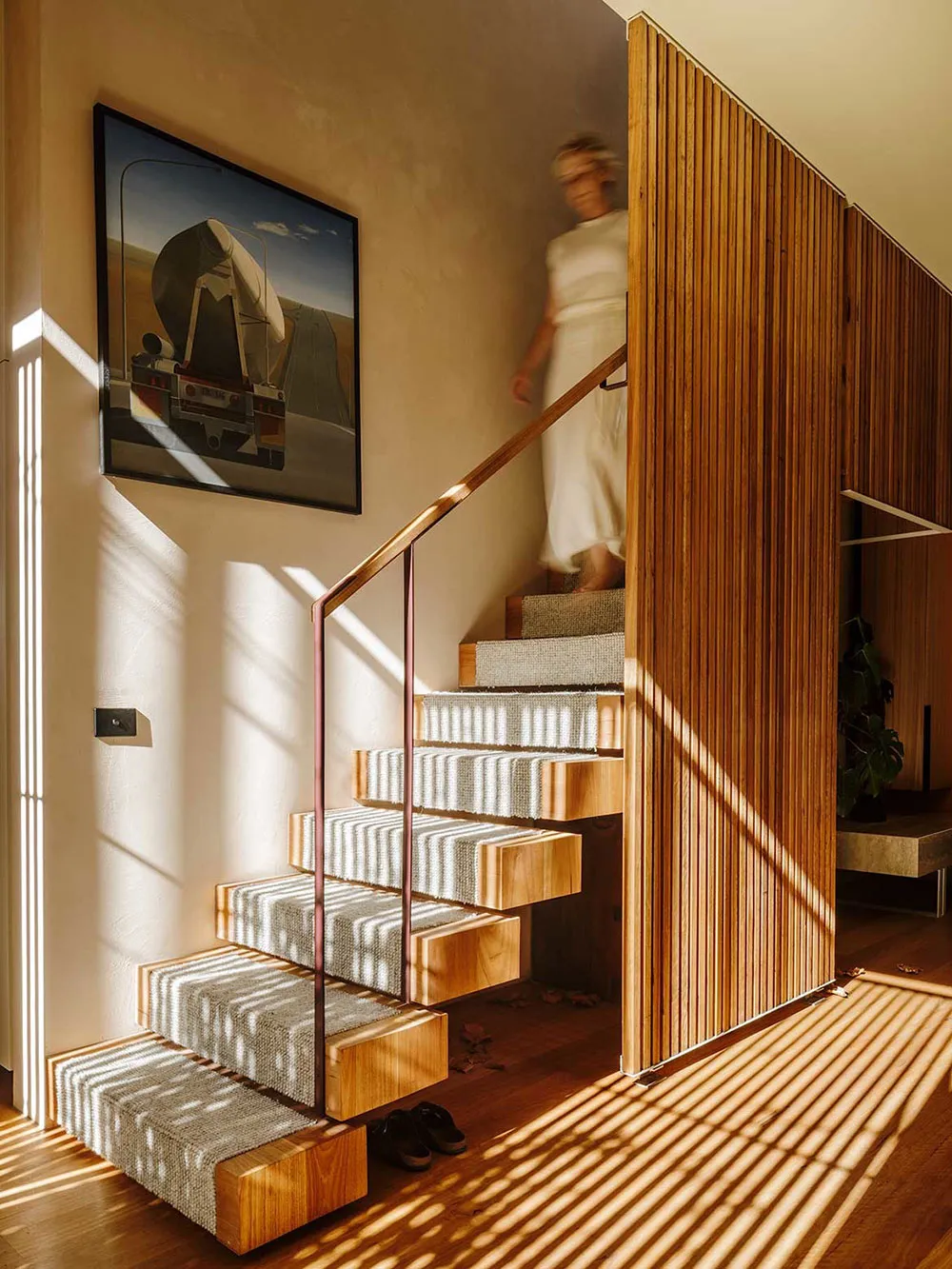 Madera y luz natural: acogedor hogar moderno en Melbourne - Gallery image 1