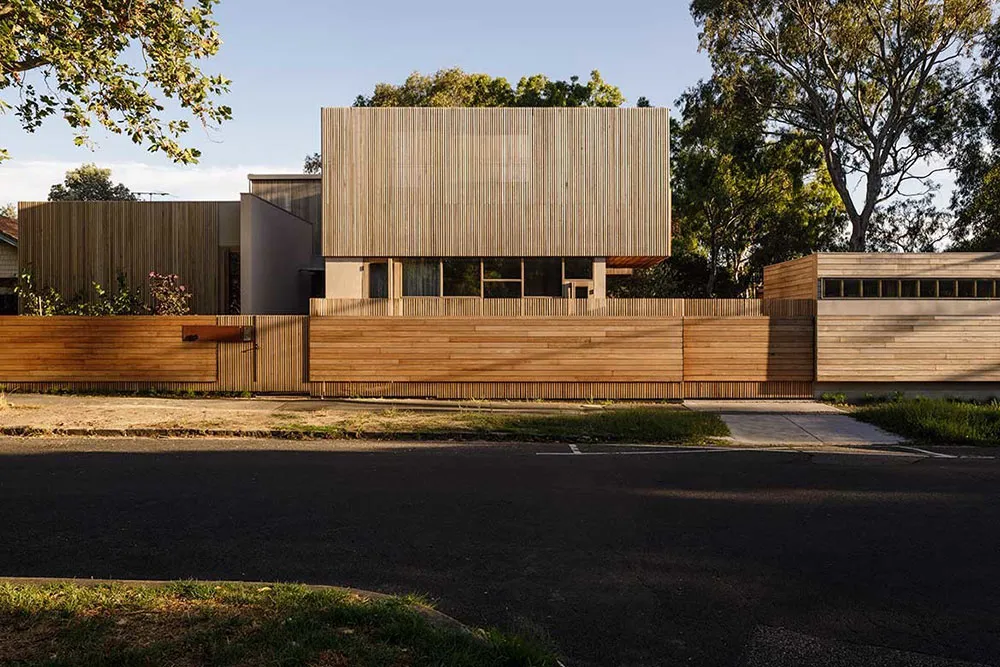 Madera y luz natural: acogedor hogar moderno en Melbourne - Gallery image 2