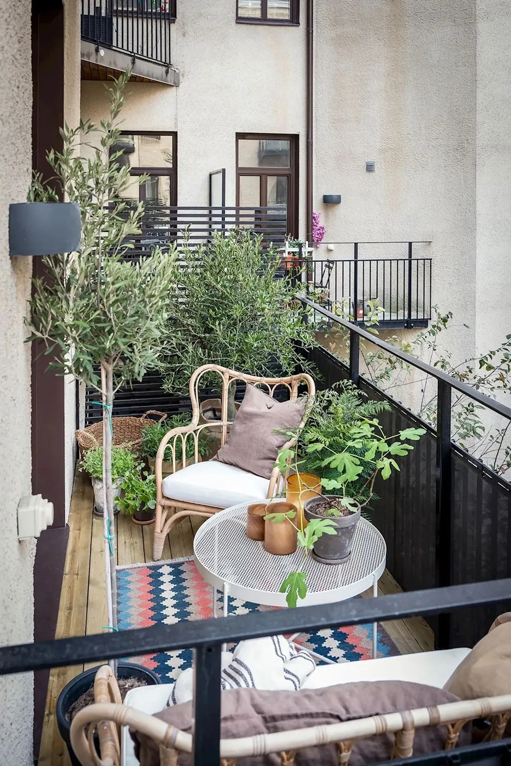 क्लासिक फ्रेमों में लगी पेंटिंगें एवं आधुनिक सजावट: गोथेनबर्ग में एक सुंदर अपार्टमेंट - Gallery image 26