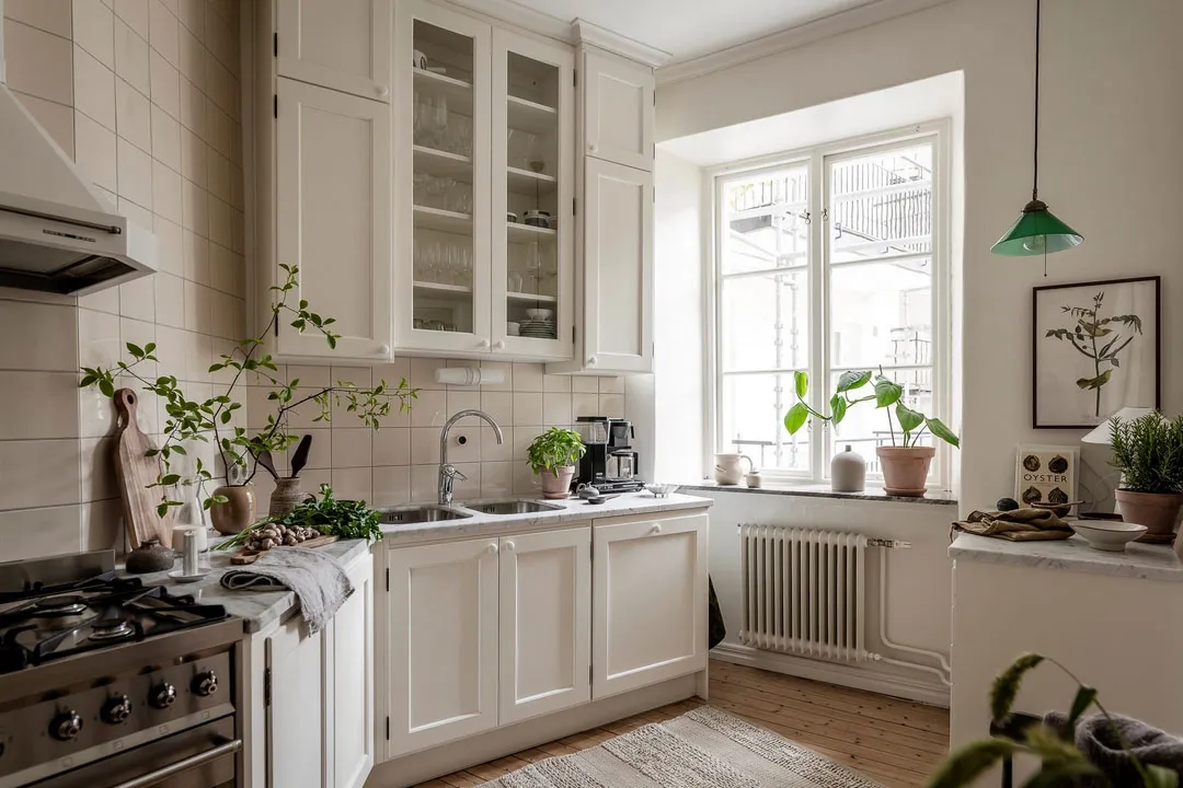 Blütenmuster in der Esszimmer und gemütliche Atmosphäre: Wohnung in Göteborg - Gallery image 15